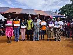 A l'occasion de la fête de fin d'année le Groupe Écoles Makora honore ces élèves avec des cadeaux et des diplômes d'honneur.