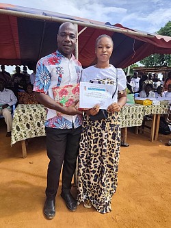 Diplômes d'honneur pour la majore de la promotion de 1ère c